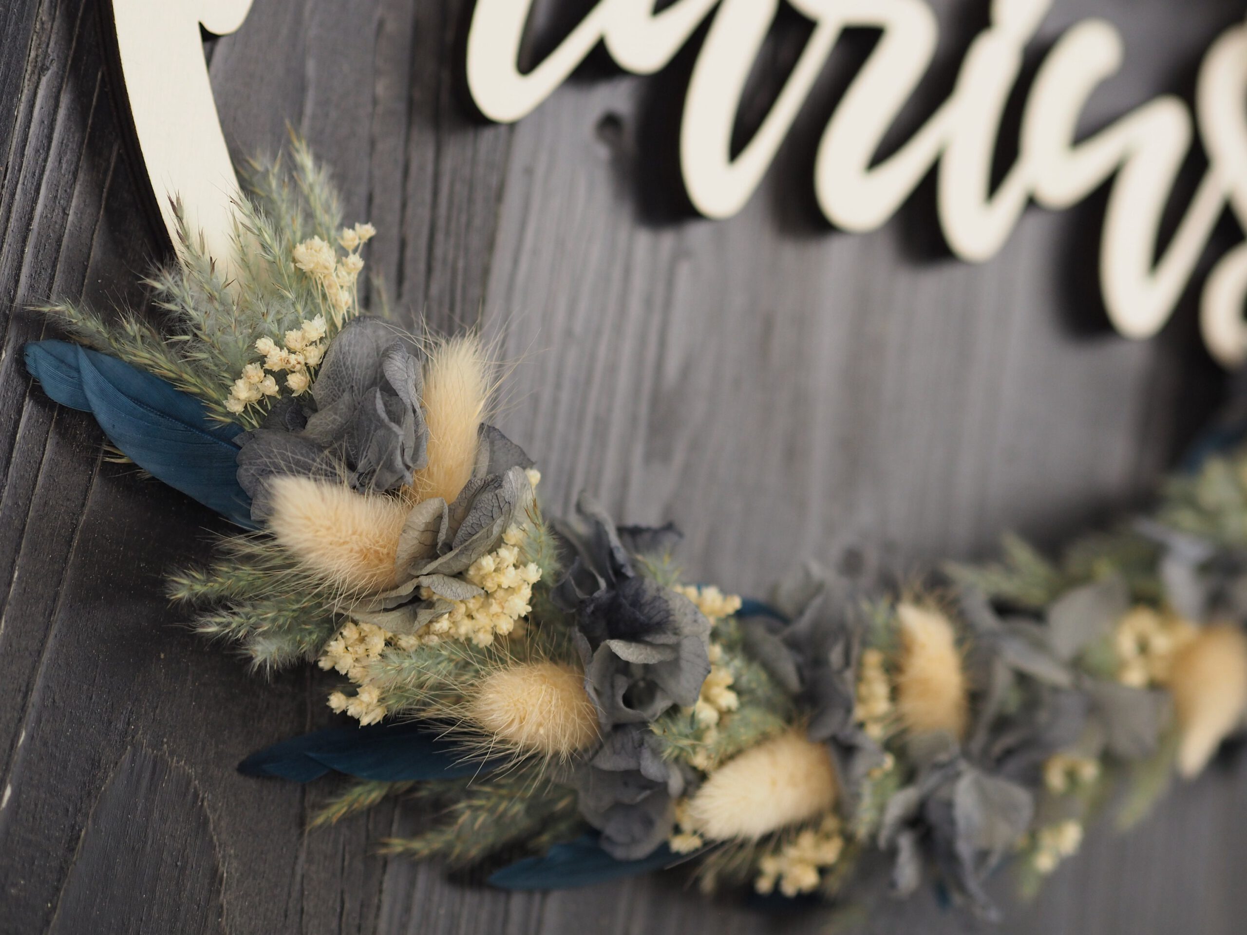 personalisiertes Namensschild aus Holz mit Trockenblumen individualisiert verschiedene Durchmesser blau weiß