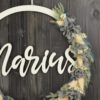 personalisiertes Namensschild aus Holz mit Trockenblumen individualisiert verschiedene Durchmesser blau weiß