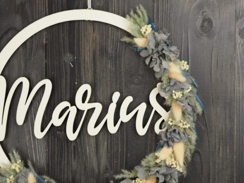 personalisiertes Namensschild aus Holz mit Trockenblumen individualisiert verschiedene Durchmesser blau weiß