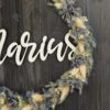 personalisiertes Namensschild aus Holz mit Trockenblumen individualisiert verschiedene Durchmesser blau weiß
