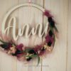personalisiertes Namensschild aus Holz mit Trockenblumen individualisiert verschiedene Durchmesser lila schwarz