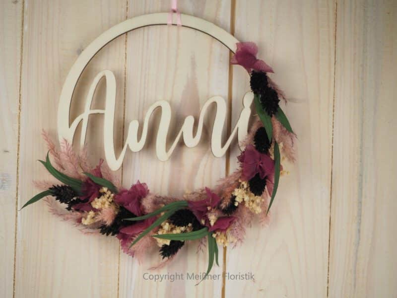 personalisiertes Namensschild aus Holz mit Trockenblumen individualisiert verschiedene Durchmesser lila schwarz