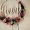 personalisiertes Namensschild aus Holz mit Trockenblumen individualisiert verschiedene Durchmesser lila schwarz