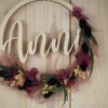 personalisiertes Namensschild aus Holz mit Trockenblumen individualisiert verschiedene Durchmesser lila schwarz
