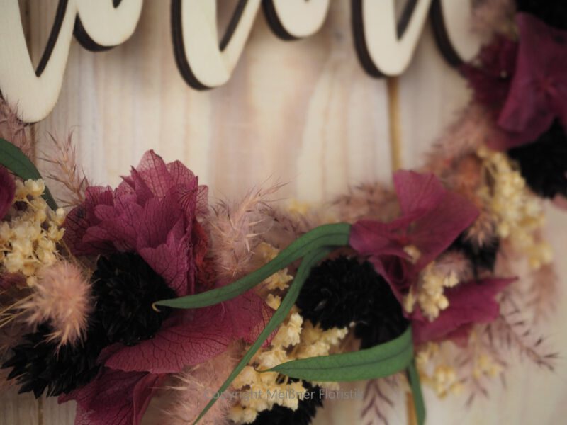 personalisiertes Namensschild aus Holz mit Trockenblumen individualisiert verschiedene Durchmesser lila schwarz