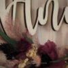 personalisiertes Namensschild aus Holz mit Trockenblumen individualisiert verschiedene Durchmesser lila schwarz