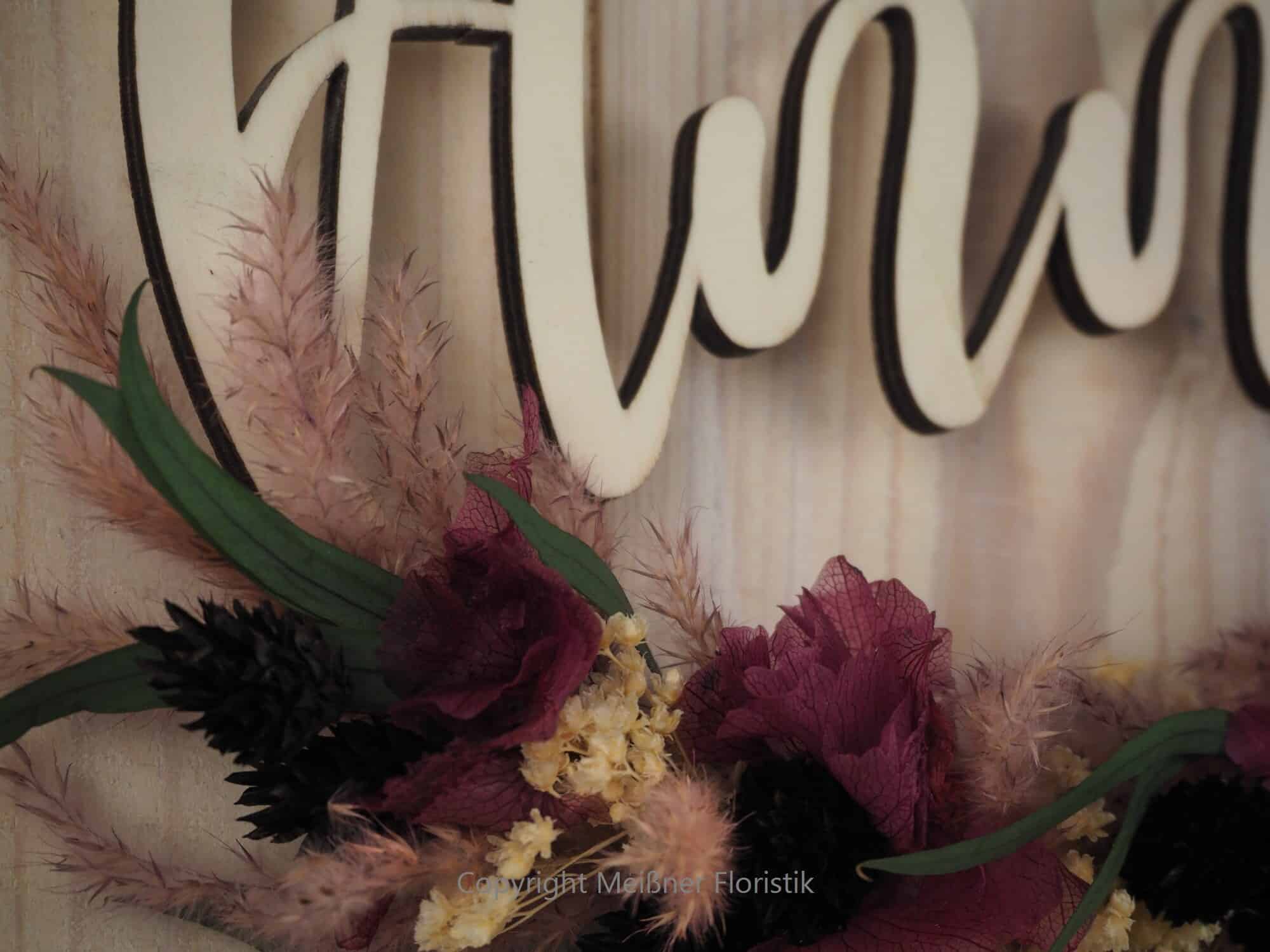personalisiertes Namensschild aus Holz mit Trockenblumen individualisiert verschiedene Durchmesser lila schwarz