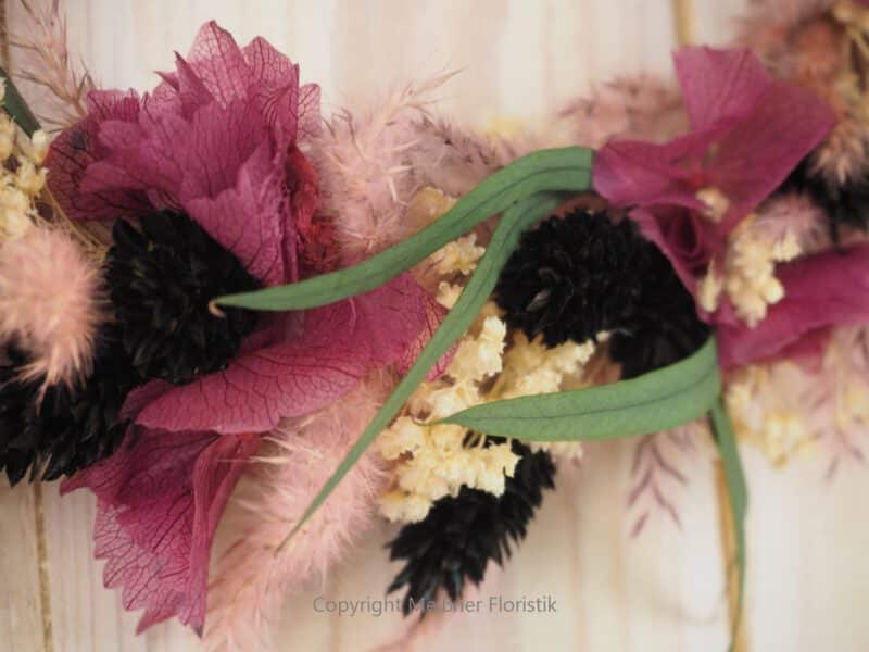 personalisiertes Namensschild aus Holz mit Trockenblumen individualisiert verschiedene Durchmesser lila schwarz