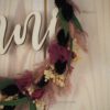 personalisiertes Namensschild aus Holz mit Trockenblumen individualisiert verschiedene Durchmesser lila schwarz
