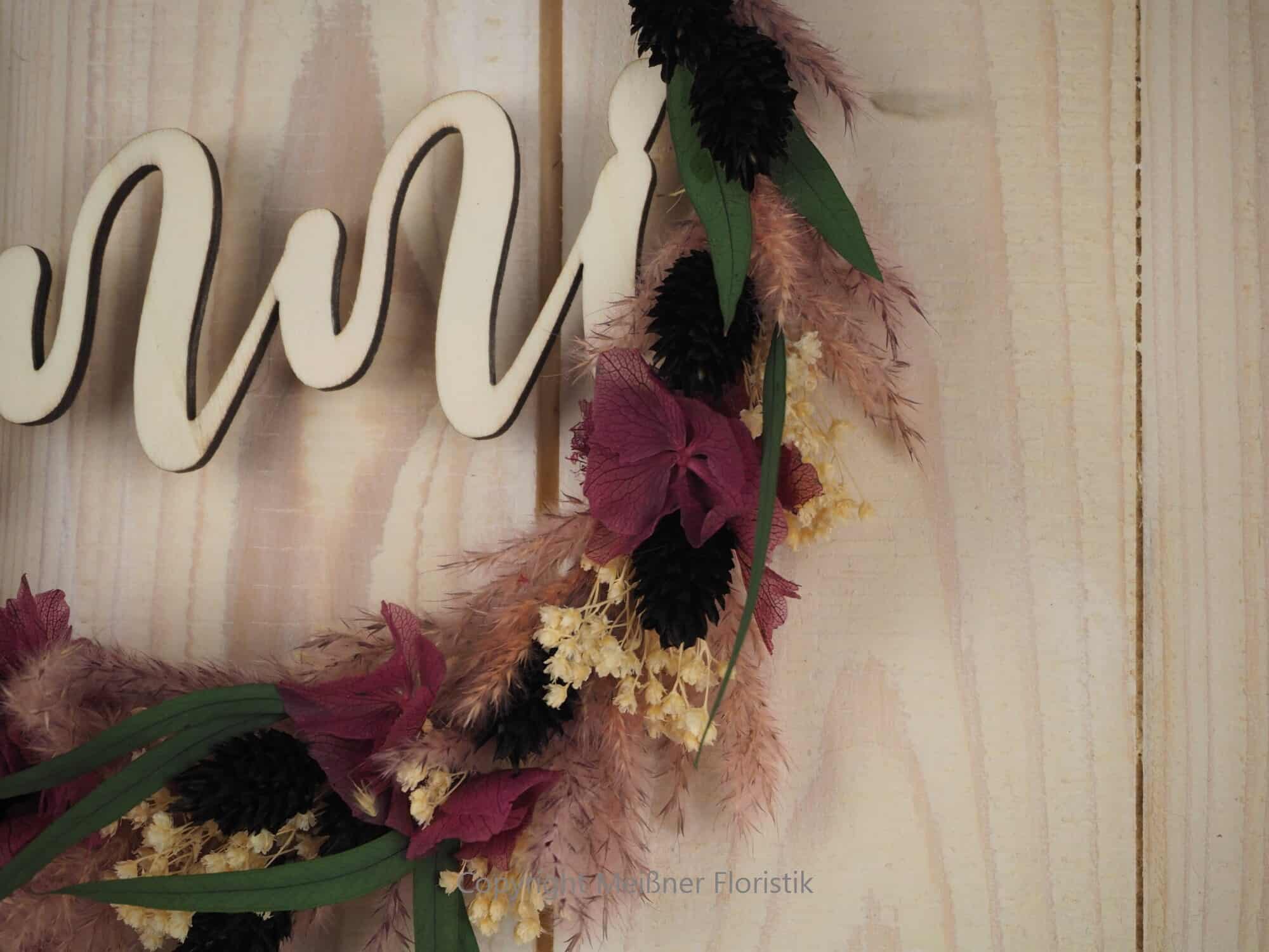 personalisiertes Namensschild aus Holz mit Trockenblumen individualisiert verschiedene Durchmesser lila schwarz
