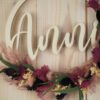 personalisiertes Namensschild aus Holz mit Trockenblumen individualisiert verschiedene Durchmesser lila schwarz