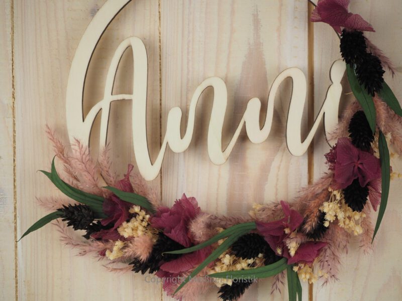 personalisiertes Namensschild aus Holz mit Trockenblumen individualisiert verschiedene Durchmesser lila schwarz