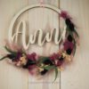 personalisiertes Namensschild aus Holz mit Trockenblumen individualisiert verschiedene Durchmesser lila schwarz