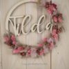 personalisiertes Namensschild aus Holz mit Trockenblumen individualisiert verschiedene Durchmesser rosa natur personalisiertes Namensschild aus Holz mit Trockenblumen individualisiert verschiedene Durchmesser rosa natur