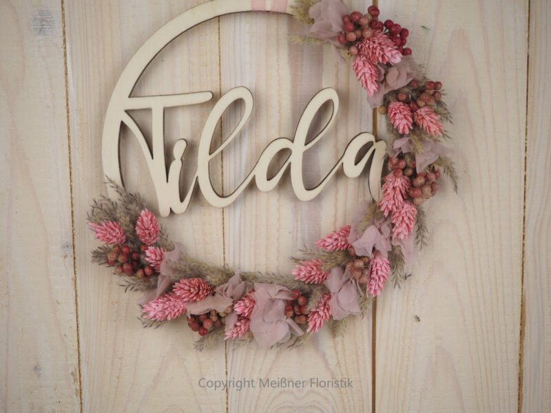 personalisiertes Namensschild aus Holz mit Trockenblumen individualisiert verschiedene Durchmesser rosa natur personalisiertes Namensschild aus Holz mit Trockenblumen individualisiert verschiedene Durchmesser rosa natur
