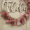 personalisiertes Namensschild aus Holz mit Trockenblumen individualisiert verschiedene Durchmesser rosa natur personalisiertes Namensschild aus Holz mit Trockenblumen individualisiert verschiedene Durchmesser rosa natur