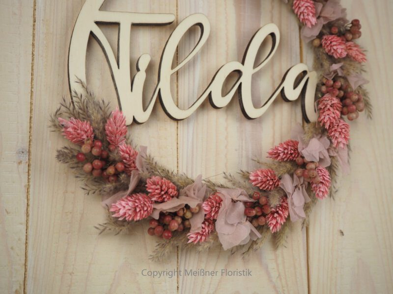 personalisiertes Namensschild aus Holz mit Trockenblumen individualisiert verschiedene Durchmesser rosa natur personalisiertes Namensschild aus Holz mit Trockenblumen individualisiert verschiedene Durchmesser rosa natur
