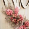 personalisiertes Namensschild aus Holz mit Trockenblumen individualisiert verschiedene Durchmesser rosa natur personalisiertes Namensschild aus Holz mit Trockenblumen individualisiert verschiedene Durchmesser rosa natur