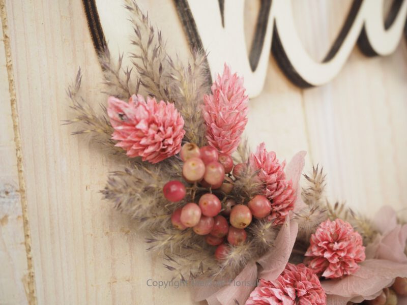 personalisiertes Namensschild aus Holz mit Trockenblumen individualisiert verschiedene Durchmesser rosa natur personalisiertes Namensschild aus Holz mit Trockenblumen individualisiert verschiedene Durchmesser rosa natur