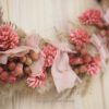personalisiertes Namensschild aus Holz mit Trockenblumen individualisiert verschiedene Durchmesser rosa natur personalisiertes Namensschild aus Holz mit Trockenblumen individualisiert verschiedene Durchmesser rosa natur