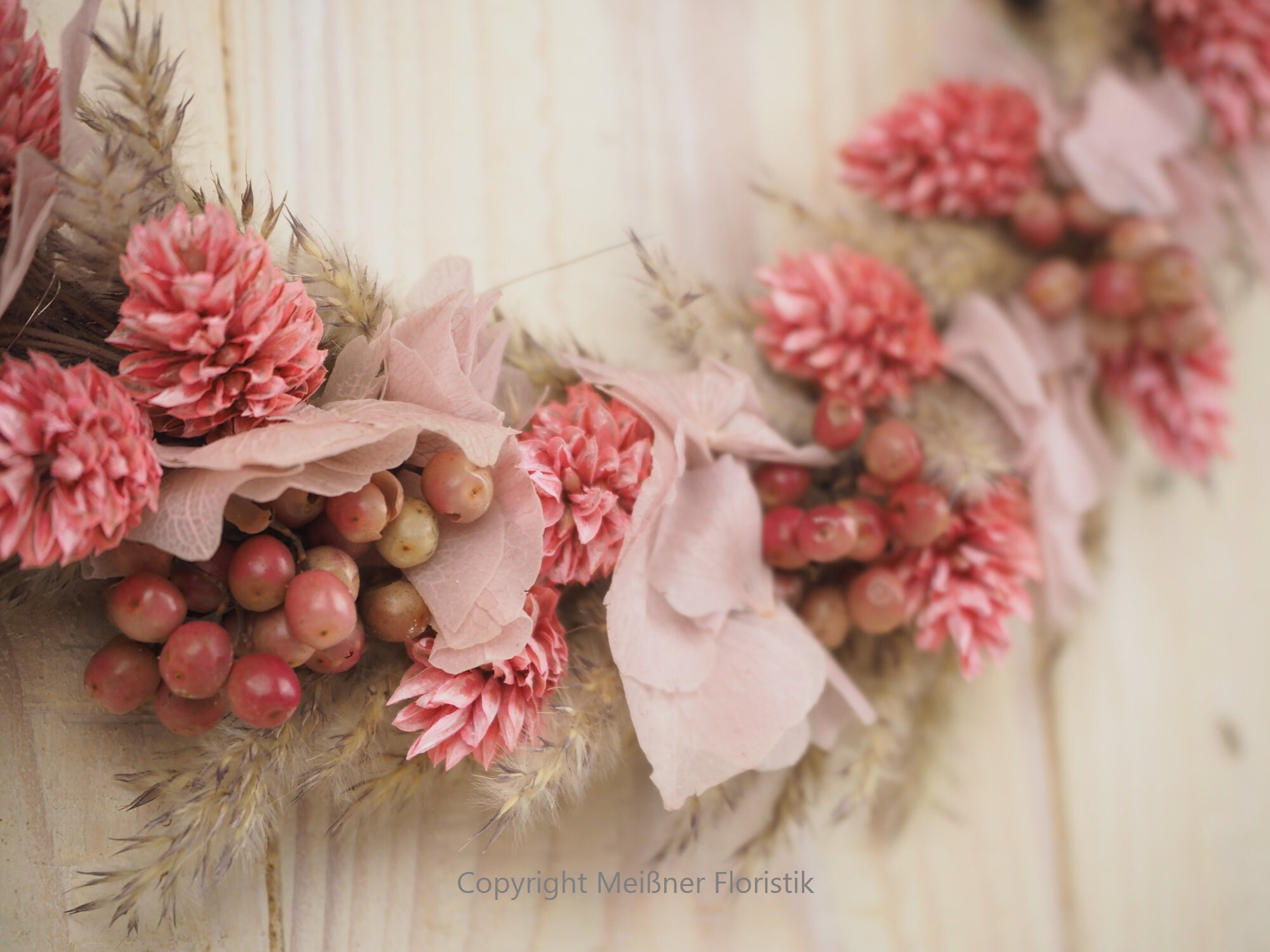 personalisiertes Namensschild aus Holz mit Trockenblumen individualisiert verschiedene Durchmesser rosa natur