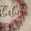 personalisiertes Namensschild aus Holz mit Trockenblumen individualisiert verschiedene Durchmesser rosa natur personalisiertes Namensschild aus Holz mit Trockenblumen individualisiert verschiedene Durchmesser rosa natur