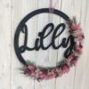 personalisiertes Namensschild aus Holz mit Trockenblumen individualisiert verschiedene Durchmesser rosa natur personalisiertes Namensschild aus Holz mit Trockenblumen individualisiert verschiedene Durchmesser rosa natur