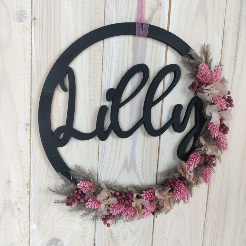 personalisiertes Namensschild aus Holz mit Trockenblumen individualisiert verschiedene Durchmesser rosa natur personalisiertes Namensschild aus Holz mit Trockenblumen individualisiert verschiedene Durchmesser rosa natur
