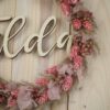 personalisiertes Namensschild aus Holz mit Trockenblumen individualisiert verschiedene Durchmesser rosa natur personalisiertes Namensschild aus Holz mit Trockenblumen individualisiert verschiedene Durchmesser rosa natur