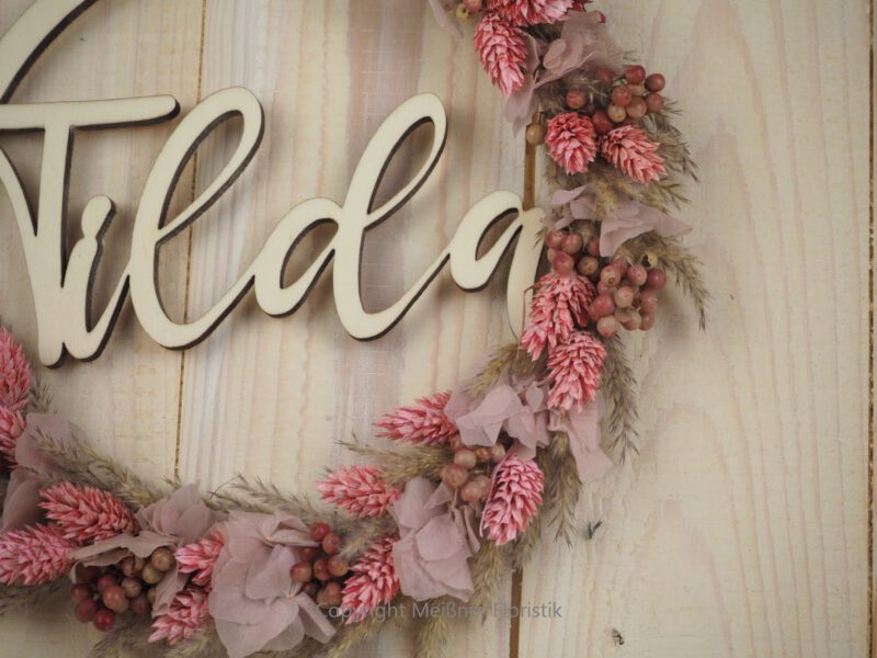 personalisiertes Namensschild aus Holz mit Trockenblumen individualisiert verschiedene Durchmesser rosa natur personalisiertes Namensschild aus Holz mit Trockenblumen individualisiert verschiedene Durchmesser rosa natur