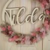 personalisiertes Namensschild aus Holz mit Trockenblumen individualisiert verschiedene Durchmesser rosa natur personalisiertes Namensschild aus Holz mit Trockenblumen individualisiert verschiedene Durchmesser rosa natur