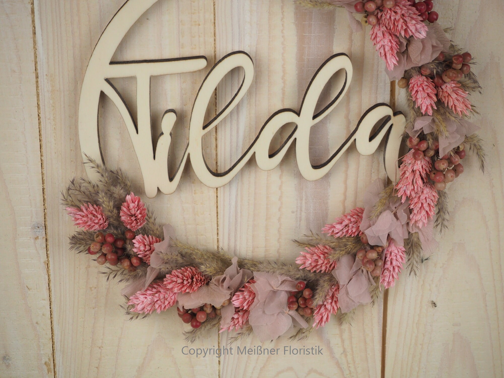 personalisiertes Namensschild aus Holz mit Trockenblumen individualisiert verschiedene Durchmesser rosa natur