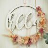 personalisiertes Namensschild aus Holz mit Trockenblumen individualisiert verschiedene Durchmesser rosa peach personalisiertes Namensschild aus Holz mit Trockenblumen individualisiert verschiedene Durchmesser rosa peach