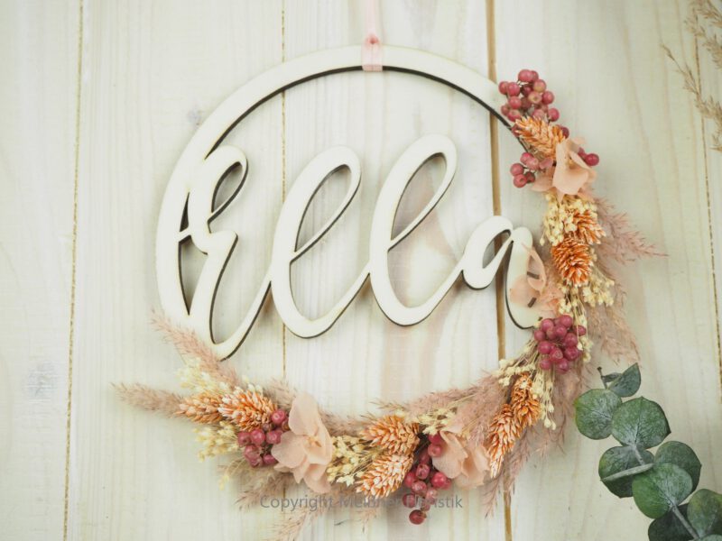 personalisiertes Namensschild aus Holz mit Trockenblumen individualisiert verschiedene Durchmesser rosa peach personalisiertes Namensschild aus Holz mit Trockenblumen individualisiert verschiedene Durchmesser rosa peach