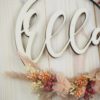 personalisiertes Namensschild aus Holz mit Trockenblumen individualisiert verschiedene Durchmesser rosa peach personalisiertes Namensschild aus Holz mit Trockenblumen individualisiert verschiedene Durchmesser rosa peach