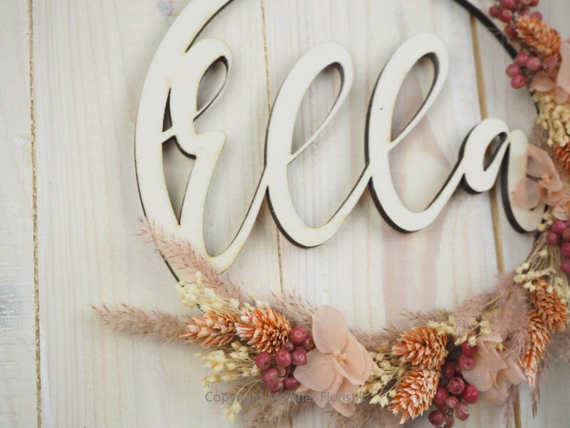 personalisiertes Namensschild aus Holz mit Trockenblumen individualisiert verschiedene Durchmesser rosa peach personalisiertes Namensschild aus Holz mit Trockenblumen individualisiert verschiedene Durchmesser rosa peach