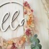 personalisiertes Namensschild aus Holz mit Trockenblumen individualisiert verschiedene Durchmesser rosa peach personalisiertes Namensschild aus Holz mit Trockenblumen individualisiert verschiedene Durchmesser rosa peach