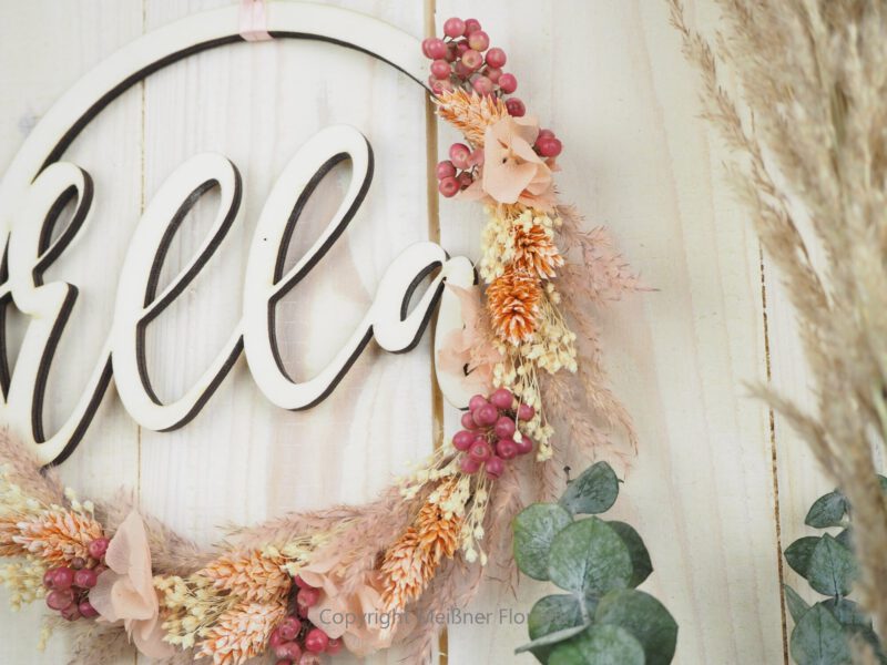 personalisiertes Namensschild aus Holz mit Trockenblumen individualisiert verschiedene Durchmesser rosa peach personalisiertes Namensschild aus Holz mit Trockenblumen individualisiert verschiedene Durchmesser rosa peach