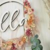 personalisiertes Namensschild aus Holz mit Trockenblumen individualisiert verschiedene Durchmesser rosa peach personalisiertes Namensschild aus Holz mit Trockenblumen individualisiert verschiedene Durchmesser rosa peach
