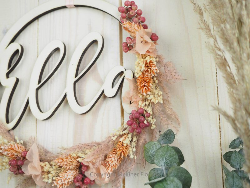 personalisiertes Namensschild aus Holz mit Trockenblumen individualisiert verschiedene Durchmesser rosa peach personalisiertes Namensschild aus Holz mit Trockenblumen individualisiert verschiedene Durchmesser rosa peach