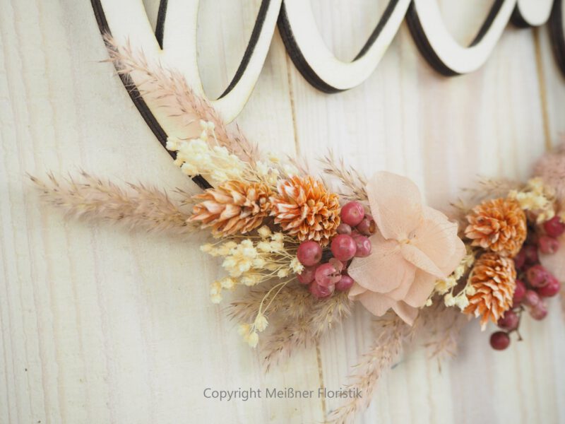 personalisiertes Namensschild aus Holz mit Trockenblumen individualisiert verschiedene Durchmesser rosa peach personalisiertes Namensschild aus Holz mit Trockenblumen individualisiert verschiedene Durchmesser rosa peach