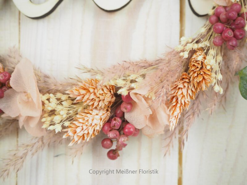 personalisiertes Namensschild aus Holz mit Trockenblumen individualisiert verschiedene Durchmesser rosa peach personalisiertes Namensschild aus Holz mit Trockenblumen individualisiert verschiedene Durchmesser rosa peach