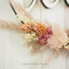 personalisiertes Namensschild aus Holz mit Trockenblumen individualisiert verschiedene Durchmesser rosa peach personalisiertes Namensschild aus Holz mit Trockenblumen individualisiert verschiedene Durchmesser rosa peach