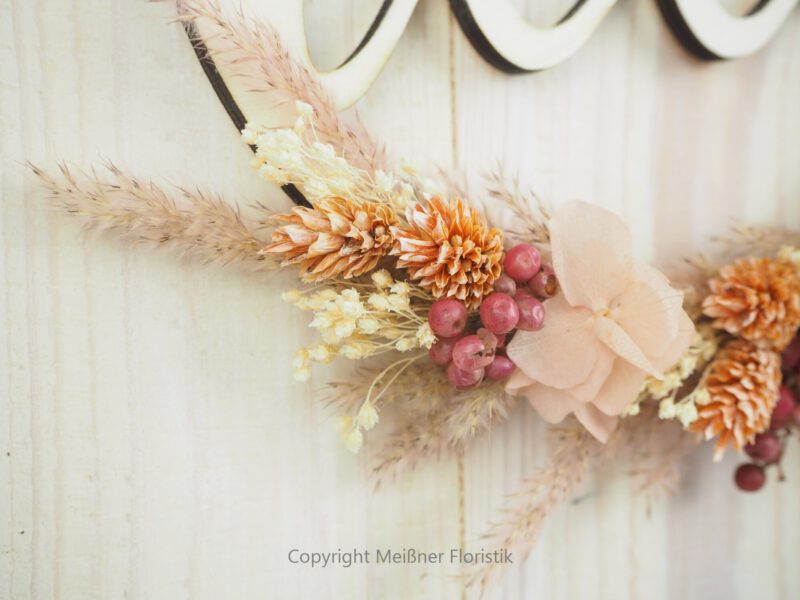 personalisiertes Namensschild aus Holz mit Trockenblumen individualisiert verschiedene Durchmesser rosa peach personalisiertes Namensschild aus Holz mit Trockenblumen individualisiert verschiedene Durchmesser rosa peach