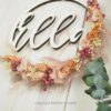 personalisiertes Namensschild aus Holz mit Trockenblumen individualisiert verschiedene Durchmesser rosa peach personalisiertes Namensschild aus Holz mit Trockenblumen individualisiert verschiedene Durchmesser rosa peach