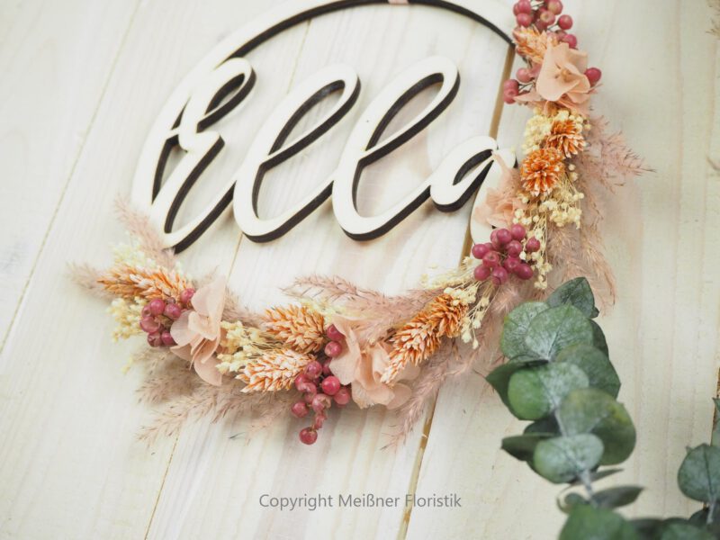 personalisiertes Namensschild aus Holz mit Trockenblumen individualisiert verschiedene Durchmesser rosa peach personalisiertes Namensschild aus Holz mit Trockenblumen individualisiert verschiedene Durchmesser rosa peach