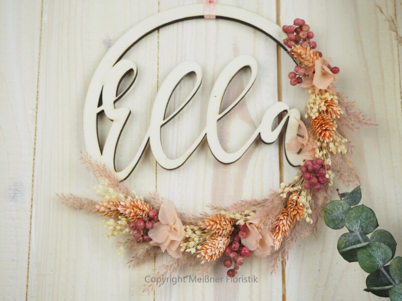 personalisiertes Namensschild aus Holz mit Trockenblumen individualisiert verschiedene Durchmesser rosa peach personalisiertes Namensschild aus Holz mit Trockenblumen individualisiert verschiedene Durchmesser rosa peach