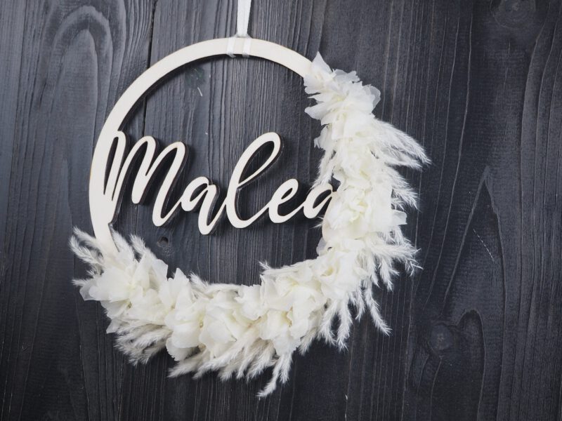 personalisiertes Namensschild aus Holz mit Trockenblumen individualisiert verschiedene Durchmesser weiß