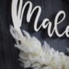 personalisiertes Namensschild aus Holz mit Trockenblumen individualisiert verschiedene Durchmesser weiß