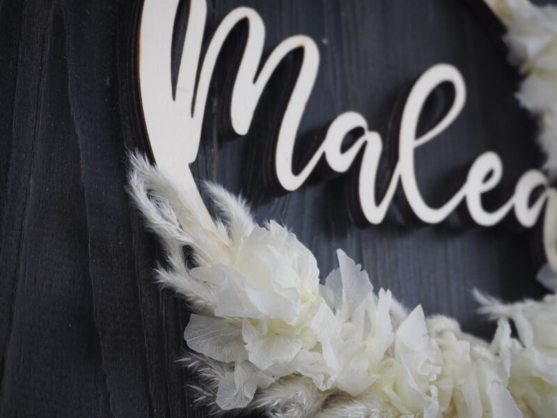 personalisiertes Namensschild aus Holz mit Trockenblumen individualisiert verschiedene Durchmesser weiß